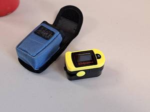 lot 648 image: Walgreens OxyWatch C20 PulseHeart Rate Meter with Case