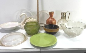 lot 44 image: FIASTA PLATE, GREEN GLASS BOWL, SWAN PLANTER, LID FOR CASSEROLE AND MORE
