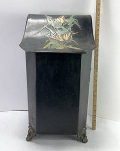 lot 51 image: VICTORIAN TOLE COLE SCUTTLE METAL