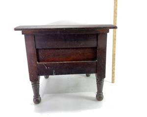 lot 55 image: CHAMBER POT IN WOOD BOX