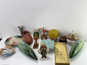 lot 88 image: Vintage Decor