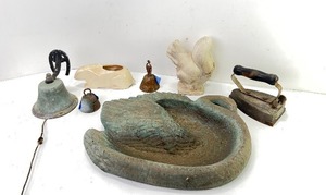 lot 90 image: Vintage Items