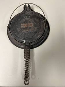 lot 356 image: Griswold No 8 Waffle Maker
