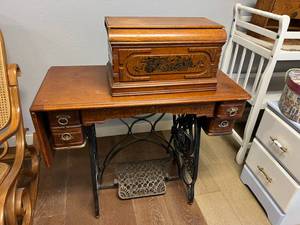 lot 382 image: Antique Household Sewing Machine 