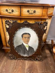 lot 394 image: Very Detailed Vintage Frame