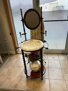 lot 400 image: Pitcher & Washbowl on Mirrored Stand