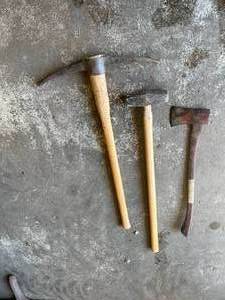 lot 81 image: Long Handled Tools