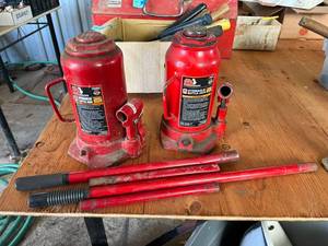 lot 93 image: 2 20 Ton Hydraulic Jacks