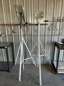 lot 147 image: 2 Tall Adjustable Shop Lights