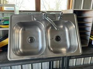 lot 169 image: 21 x 32 Double Sink