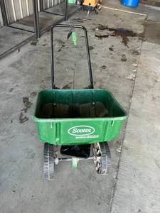 lot 173 image: Scotts Lawn Spreader & Step Garden Cart