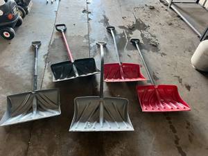 lot 179 image: Snow Shovels