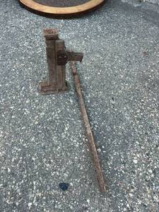 lot 195 image: Antique Barth 6 Ton Railroad Jack 19 Tall
