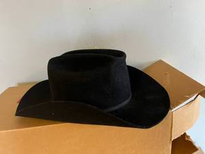 lot 231 image: Hats