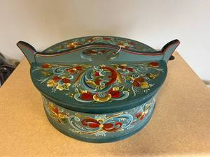 lot 250 image: Tina Box - Norwegian Bride Box