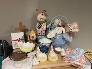 lot 290 image: Holiday Items in Tote