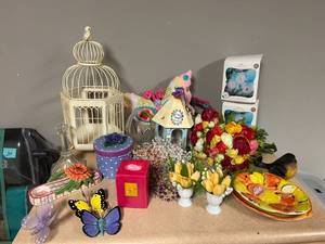 lot 291 image: Seasonal Items in Tote