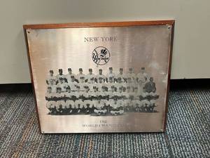 lot 315 image: NY Yankees 1962 World Champions Plaque