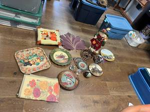 lot 444 image: Holiday Items in Tote