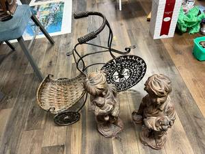lot 452 image: Home Decor