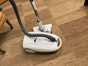 lot 472 image: Progressive Vacuum