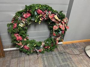 lot 482 image: Large Lighted Wreath