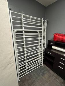 lot 490 image: Twin Size Bed