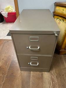 lot 514 image: 2 Drawer Locking File Cabinet