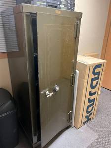 lot 515 image: 5 Tall Safe