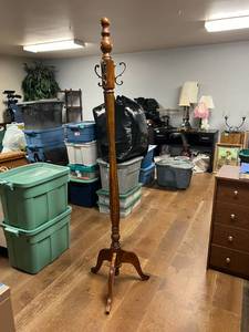 lot 516 image: 6 Tall Coat Rack
