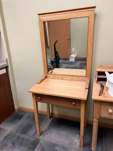 lot 521 image: Make Up Desk