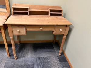 lot 522 image: Desk