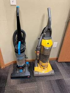 lot 526 image: Vacuums