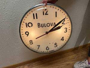 lot 533 image: Vintage Bulova Advertising Clock