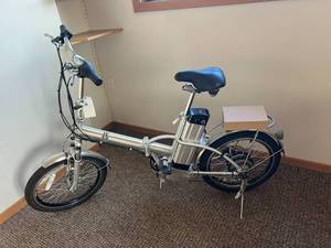 lot 553 image: NOS Silver Foldable Electric Bike with Charger & Battery