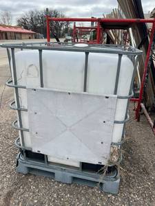 lot 574 image: Storage Tank with Plastic Pallet