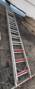 lot 576 image: Medium Duty Extension Ladder 24 Total Length