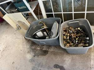lot 582 image: Sinks, Faucets & Door Knobs