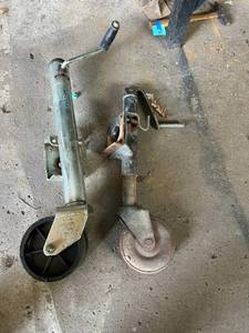 lot 585 image: Trailer Jacks