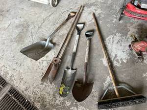 lot 586 image: Long Handle Hand Tools
