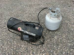 lot 590 image: Mr Heater 125-170,000 BTU Propane Heater with Tank