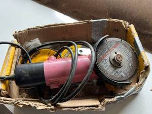 lot 602 image: 4 12 Angle Grinder & Blades
