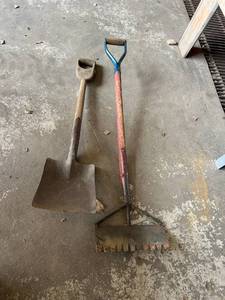 lot 607 image: Vintage Long Handled Tools