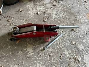 lot 609 image: Floor Jack