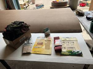 lot 622 image: Sandpaper & Gloves