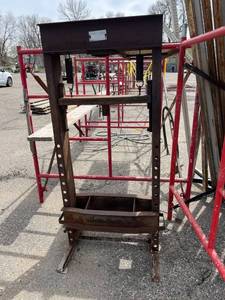 lot 15 image: Red Arrow Tow Bar Mfg HUB 600 12 Ton Shop Press