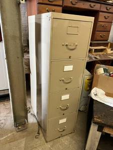 lot 645 image: 4 Drawer File Cabinet