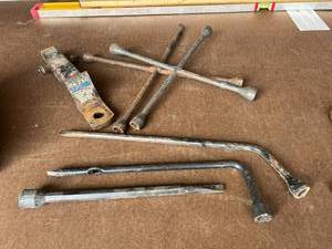 lot 658 image: Tire Irons & Receiver