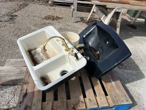 lot 660 image: Sinks