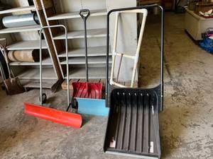 lot 664 image: Snow Shovels